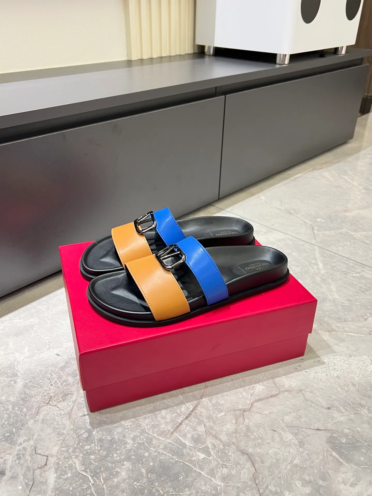 Men's shoes 💰p300 VALENTINO Men's 🧍‍♂️ Spring and summer new style metal logo flat slippers, elegant sandals, the same style worn by celebrities, original molding, imported calfskin. Rubber outsole. Soft and durable, full set of counter packaging size: 39-44 (.45.46 customized)